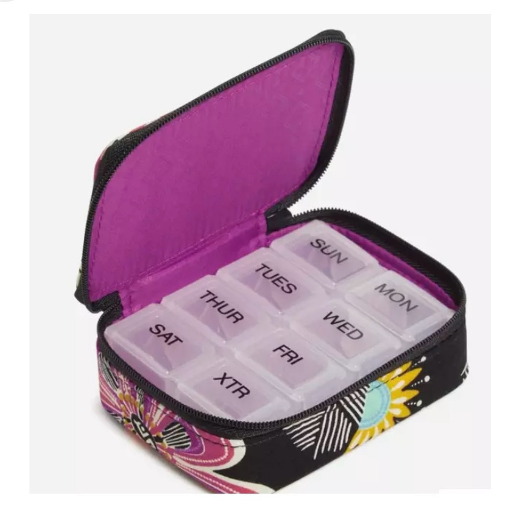 **SOLD**NWT Vera Bradley Travel Pill Case in Kauai Floral!